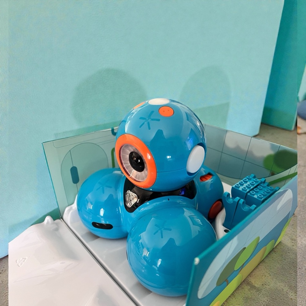 DASH Interactive Blue Robot Toy - Picture 4 of 12